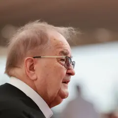 Portret starszego mężczyzny w okularach, z siwiejącymi włosami. To ksiądz Rydzyk, znany duchowny.