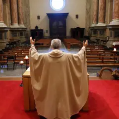 Dlaczego w kościele robi mi się słabo? Przyczyny i jak temu zapobiec