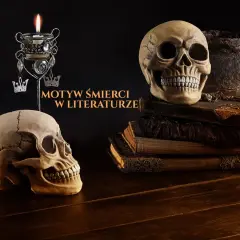 Dwa ludzkie czaszki, świeca i stare księgi tworzą mroczną atmosferę, nawiązującą do demonologii i motywów śmierci w literaturze.