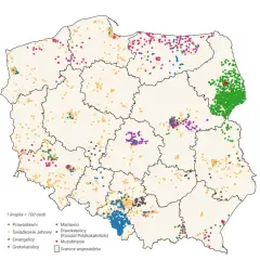 Mapa Polski z kropkami oznaczającymi rozmieszczenie różnych grup wyznaniowych. Różnorodność religii w Polsce widoczna na pierwszy rzut oka.