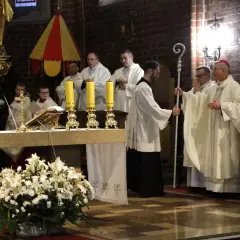 Uroczystość 3 października w kościele. Księża w białych szatach stoją przy ołtarzu, obok chłopcy ministranci.