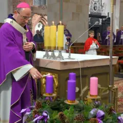 Kiedy są roraty w kościele? Sprawdź godziny i tradycje Adwentu