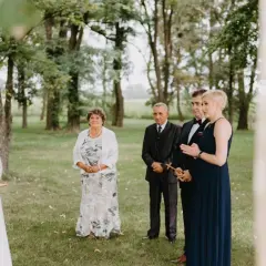 Młoda para otrzymuje katolickie błogosławieństwo na łonie natury.
