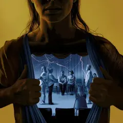 Osoba odsłaniająca scenę z ludźmi i błyskawicami w tle.