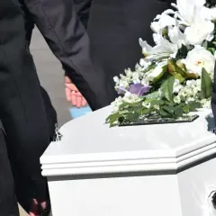 Ile pieniędzy dać księdzu za pogrzeb: aktualne stawki i zwyczaje w Polsce