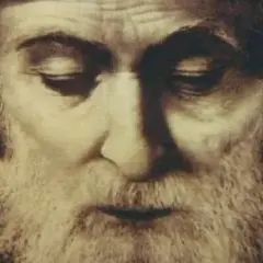 Twarz starca z siwą brodą, oczy zamknięte w zadumie. Czy to spojrzenie w przeszłość, czy może przepowiednie św. Charbela?