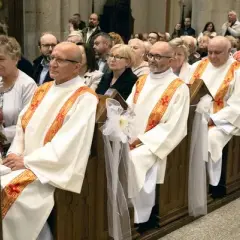 Czy diakon to ksiądz: poznaj kluczowe różnice w hierarchii kościelnej