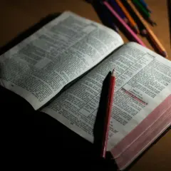 Otwarta Biblia z zaznaczonym fragmentem Psalmu 23. Obok leżą kredki, sugerujące modlitwę o mądrość.