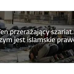 Grupa muzułmanów modlących się na zewnątrz, z tekstem "Ten przerażający szariat... Czym jest islamskie prawo?".