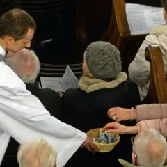 Jakie pensje mają księża w Polsce - zarobki na parafii i poza nią