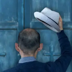 Zasady noszenia czapki w kościele - co wypada, a czego lepiej unikać