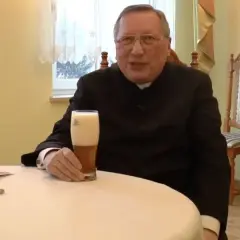 Czy ksiądz może pić alkohol - prawda o przepisach kościelnych i prawie