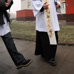 Co się mówi jak ksiądz wychodzi z domu? Poznaj prawidłowe zwroty i zasady
