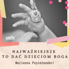 Dziecięce dłonie trzymają medalik z Matką Boską. Najważniejsza modlitwa za dzieci to dać im Boga.
