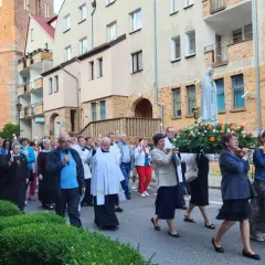 13 lipca. Procesja z figurą Matki Bożej w otoczeniu wiernych z zapalonymi świecami.