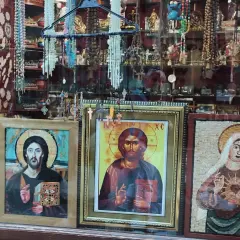 Ikony Jezusa i Matki Boskiej, ozdoby i krzyże w sklepie z pamiątkami z Antiochii.