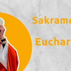 Kapłan w szacie liturgicznej podnosi hostię.