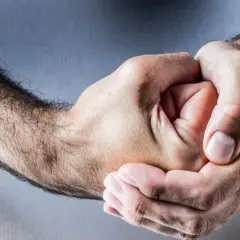 Dłoń zaciska się w pięść, ukazując siłę i determinację. W oczach sadysty widać błysk okrucieństwa.