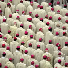 Tłum duchownych w białych szatach i różowych biretach, przypominający scenę z Soboru Watykańskiego II.