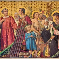 Grupa świętych, w tym dzieci, z palmami i atrybutami męczeństwa. Wśród nich polscy święci, symbolizujący wiarę i odwagę.