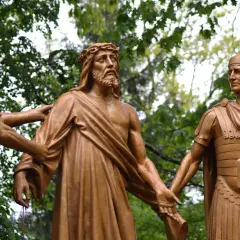Rzeźba przedstawia Jezusa w koronie cierniowej, którego dwaj żołnierze prowadzą. Scena nawiązuje do wydarzeń, gdy sanhedryn skazał Jezusa.
