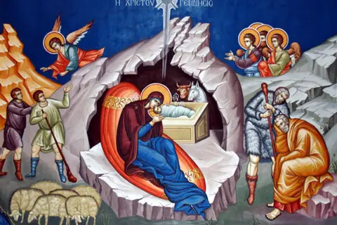 Narodzenie Chrystusa. Maryja tuli Dzieciątko, aniołowie zwiastują pasterzom, a starzec Symeon czeka na Mesjasza.