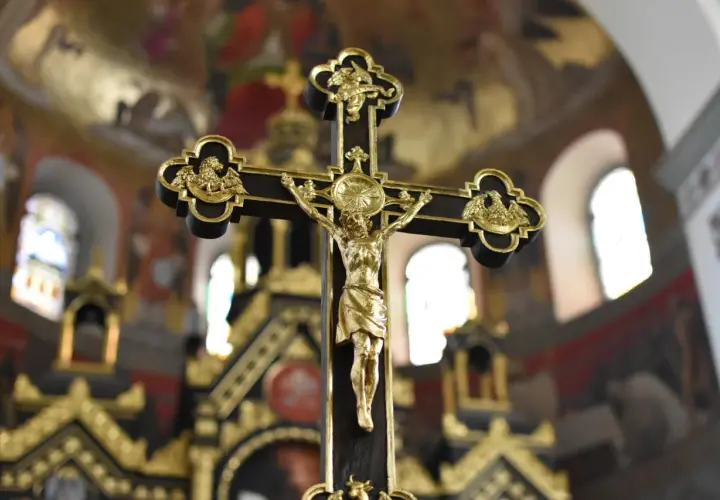 Złoty krucyfiks w kościele, symbol wiary i nadziei, przypomina o nabożeństwie 9 pierwszych piątków miesiąca.