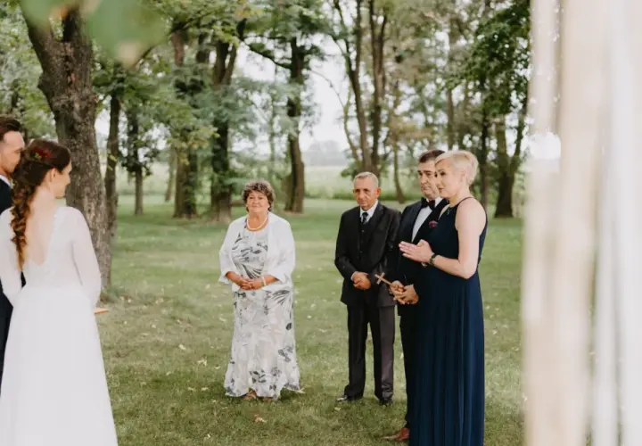 Młoda para otrzymuje katolickie błogosławieństwo na łonie natury.