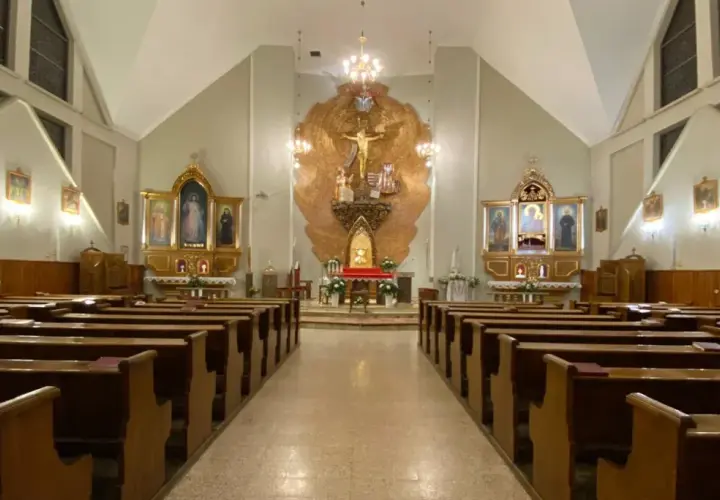 Wnętrze kościoła z ławkami i ołtarzem. Niech będzie pochwalony Jezus Chrystus.