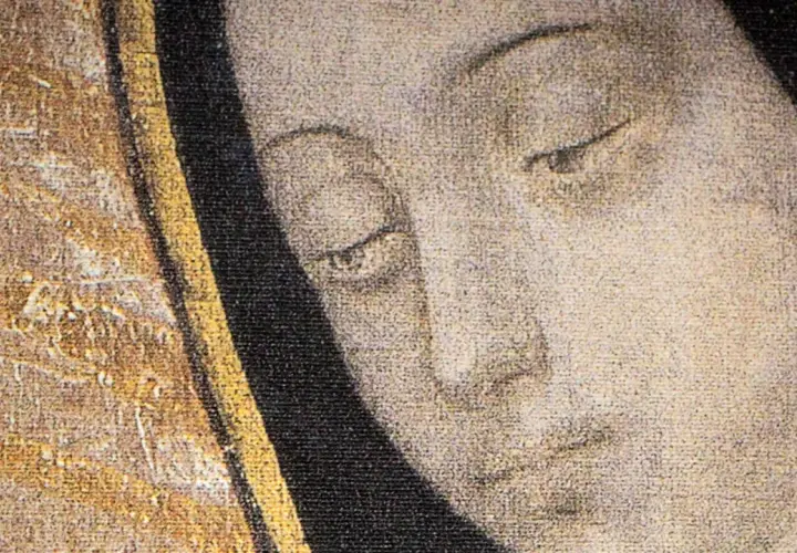Twarz Matki Boskiej z Guadalupe, namalowana z pietyzmem, emanuje spokojem i łaską.