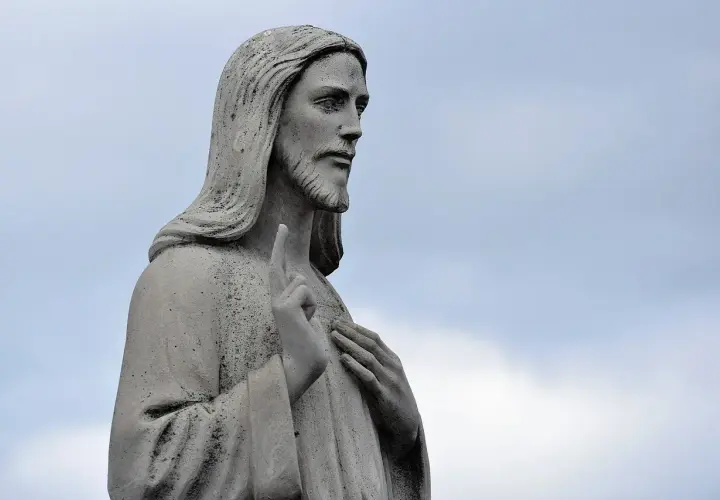 Kamienna rzeźba Jezusa z podniesionym palcem, jakby nauczał słów z psalm 33.