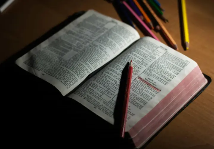 Otwarta Biblia z zaznaczonym fragmentem Psalmu 23. Obok leżą kredki, sugerujące modlitwę o mądrość.