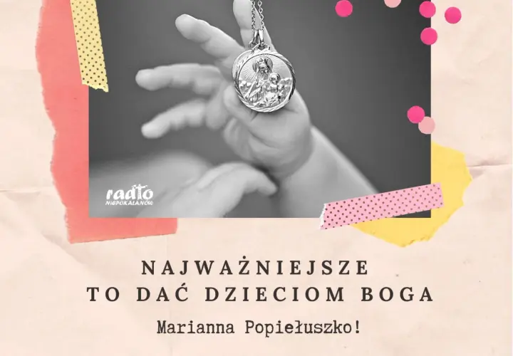 Dziecięce dłonie trzymają medalik z Matką Boską. Najważniejsza modlitwa za dzieci to dać im Boga.