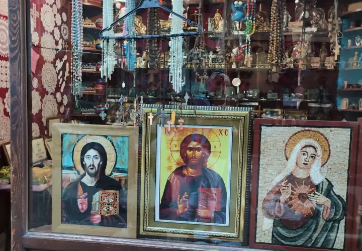 Ikony Jezusa i Matki Boskiej, ozdoby i krzyże w sklepie z pamiątkami z Antiochii.
