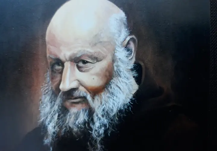 Portret starszego mężczyzny z siwą brodą i łysą głową, w ciemnej szacie.