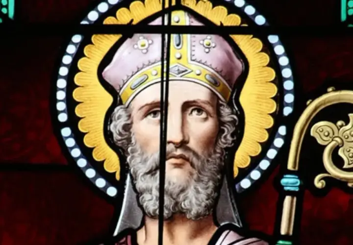 Witraż przedstawia świętego biskupa z brodą i mitrą, trzymającego pastorał. Obraz ten może przypominać o ważnych wydarzeniach, jak 21 kwietnia.