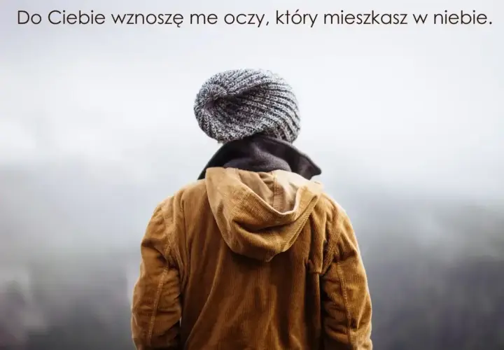 Osoba w czapce i brązowej sztruksowej kurtce patrzy w niebo, jakby szukała odpowiedzi, niczym w psalmie 150.