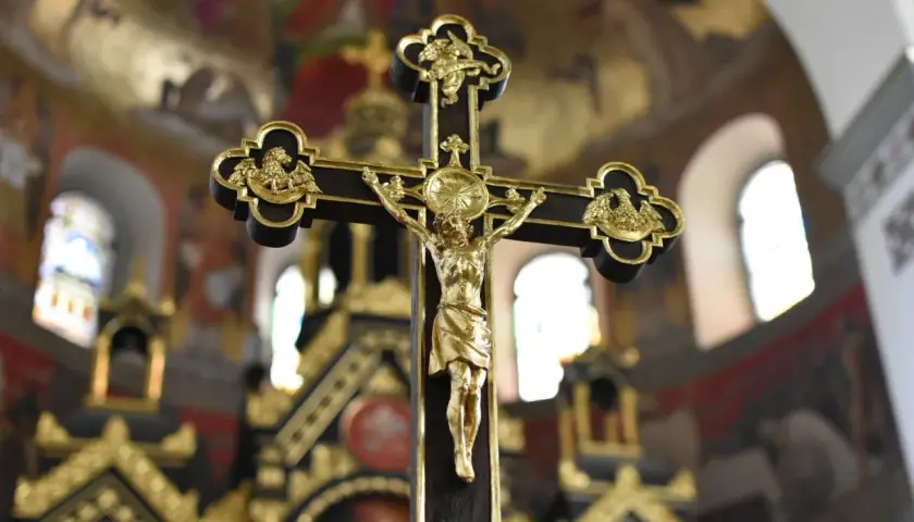 Złoty krucyfiks w kościele, symbol wiary i nadziei, przypomina o nabożeństwie 9 pierwszych piątków miesiąca.