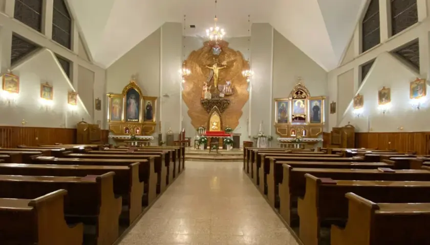 Wnętrze kościoła z ławkami i ołtarzem. Niech będzie pochwalony Jezus Chrystus.
