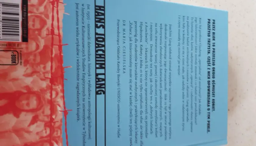 Okładka książki o blok 10 Auschwitz, z portretami kobiet i drutem kolczastym.