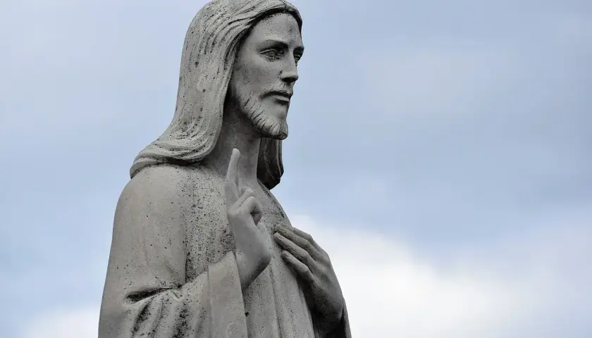 Kamienna rzeźba Jezusa z podniesionym palcem, jakby nauczał słów z psalm 33.