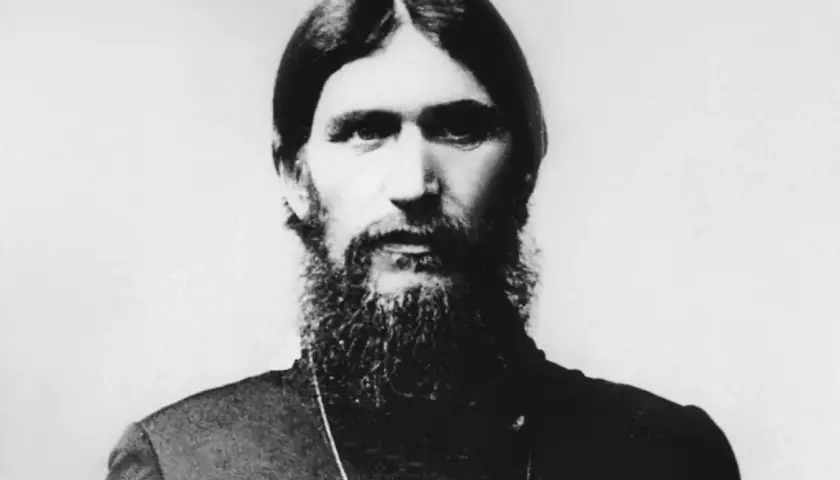 Portret Grigorija Rasputina z charakterystyczną brodą i włosami.
