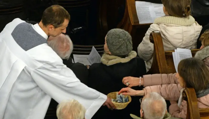 Jakie pensje mają księża w Polsce - zarobki na parafii i poza nią