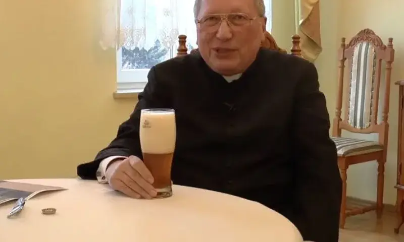 Czy ksiądz może pić alkohol - prawda o przepisach kościelnych i prawie