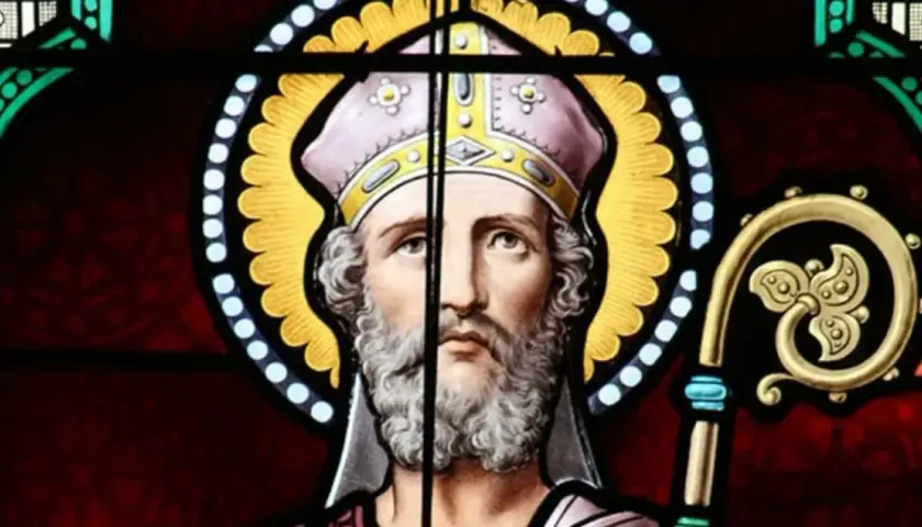 Witraż przedstawia świętego biskupa z brodą i mitrą, trzymającego pastorał. Obraz ten może przypominać o ważnych wydarzeniach, jak 21 kwietnia.