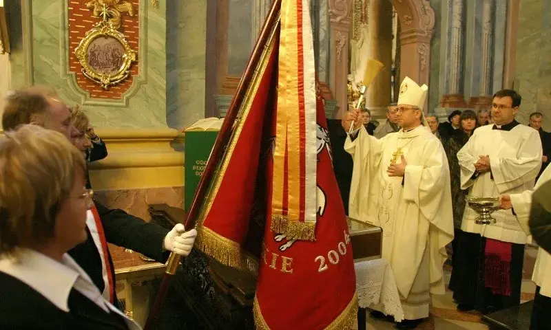 Czy 11 listopada idzie się do kościoła? Sprawdź, co mówi prawo kanoniczne