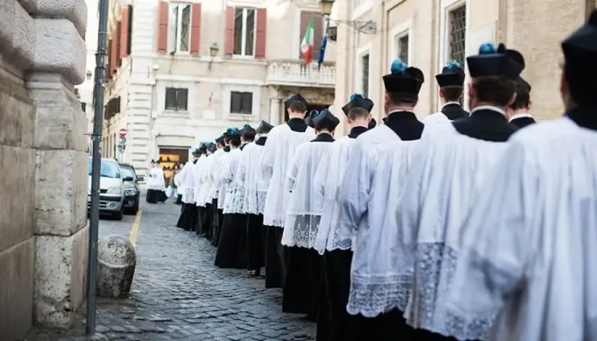 Jak księża radzą sobie z popędem seksualnym: prawda o życiu w celibacie