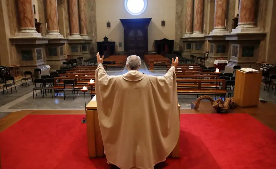 Dlaczego w kościele robi mi się słabo? Przyczyny i jak temu zapobiec