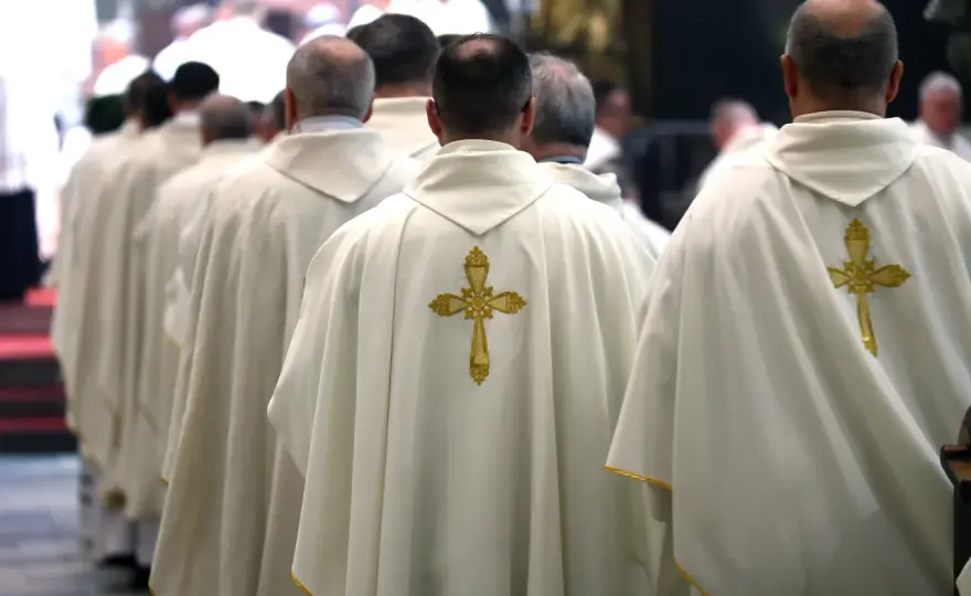 Pożądanie i księża: prawda o ludzkich uczuciach osób duchownych