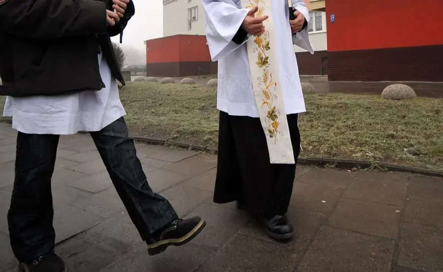 Co się mówi jak ksiądz wychodzi z domu? Poznaj prawidłowe zwroty i zasady
